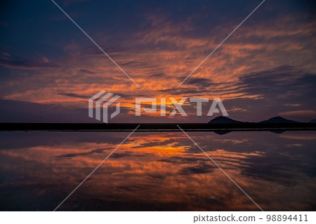 Chichibugahama Sunset Reflection 98894411