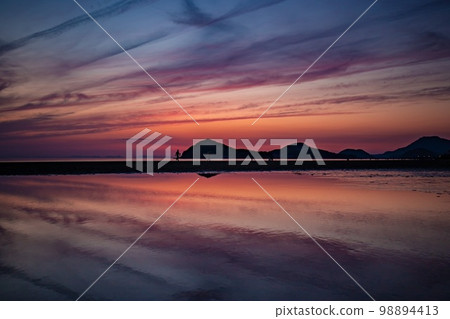 Chichibugahama Sunset Reflection 98894413