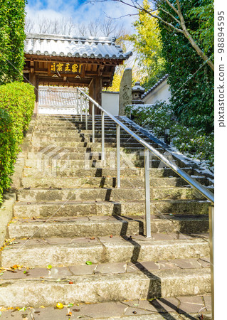與平安時代女詩人伊勢有關的古寺伊勢寺正門。 與平安時代女詩人伊勢有關的古寺伊勢寺正門。 98894595