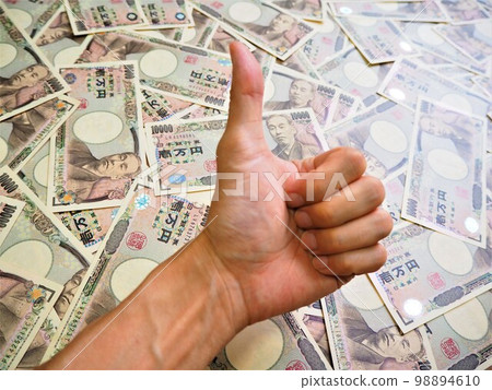 散落的 10,000 日元鈔票和一個好兆頭 4 98894610