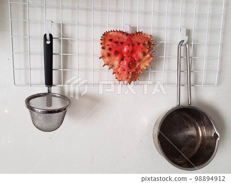 心形花崎蟹殼、味噌濾網、網狀面板和小鍋 98894912