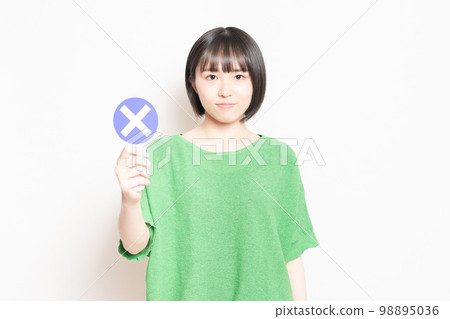 顯示 NG 盤子的年輕女子 98895036