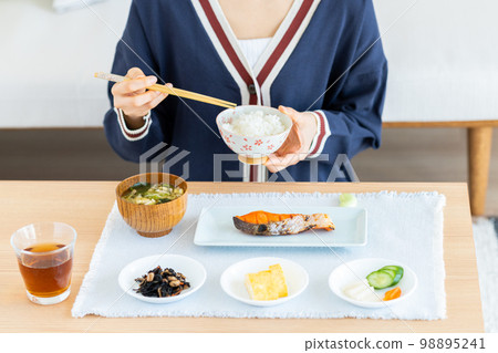 在客廳吃早餐的年輕女人 98895241