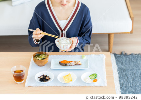 在客廳吃早餐的年輕女人 98895242