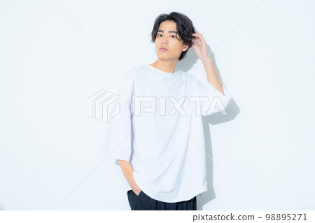 一個穿著白色 T 恤的二十多歲的男人 98895271