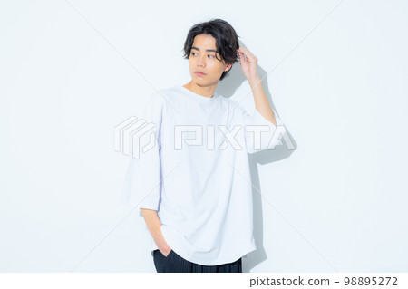 一個穿著白色 T 恤的二十多歲的男人 98895272