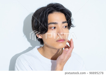 一個穿著白色 T 恤的二十多歲的男人 98895278