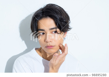 A man in his twenties in a white T-shirt 98895280