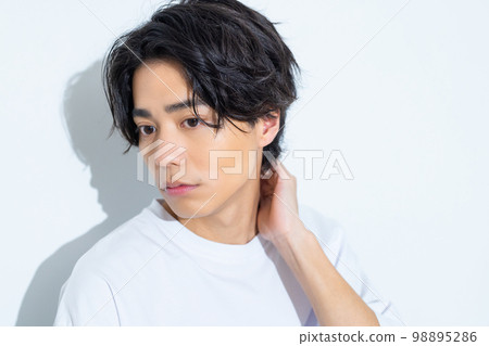 一個穿著白色 T 恤的二十多歲的男人 98895286