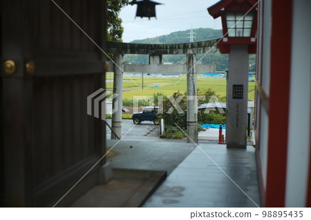 吉姆尼停在神社的後面 吉姆尼停在神社的後面 98895435