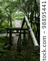 雨後的神社欄杆 98895441