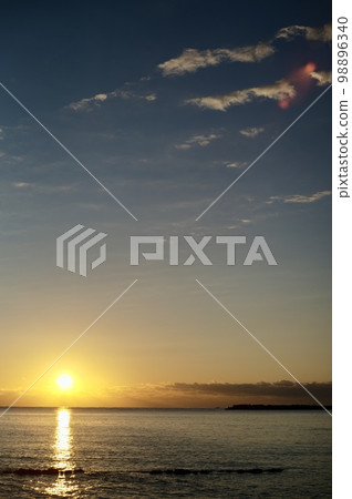從海上看到的第一個日出 從海上看到的第一個日出 98896340