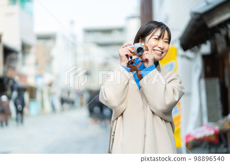 Female, Travel, Sightseeing, Traveling alone, Smile, Camera, Shooting, Commemorative photo, Adult woman, Japanese house, Digital camera, Camera girl 98896540