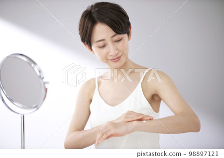 做身體護理的中年婦女 做身體護理的中年婦女 98897121