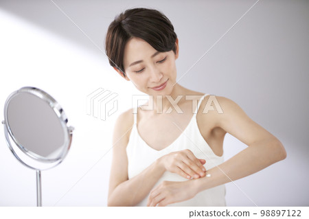Middle women doing body care Middle women doing body care 98897122