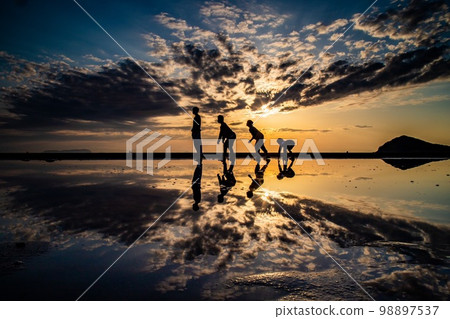 Chichibugahama sunset pose 98897537