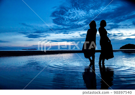 Chichibugahama sunset pose 98897540