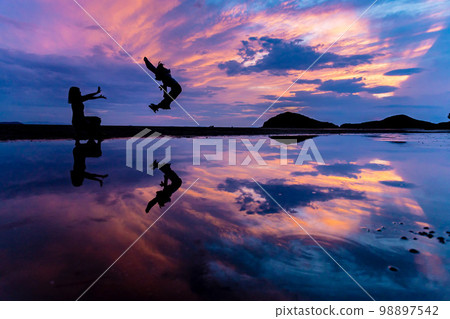 Chichibugahama sunset pose 98897542