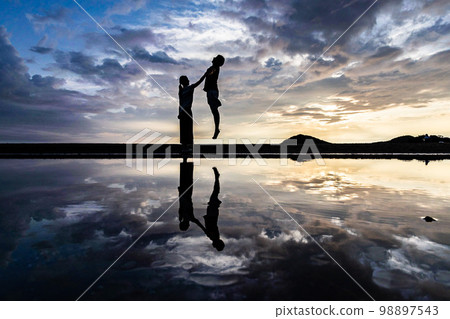 Chichibugahama sunset pose 98897543