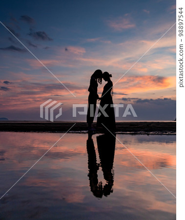 Chichibugahama sunset pose 98897544