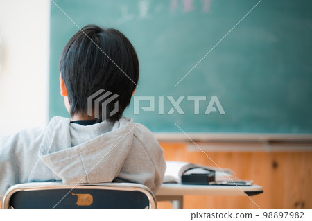 男小學生背影 男小學生背影 98897982