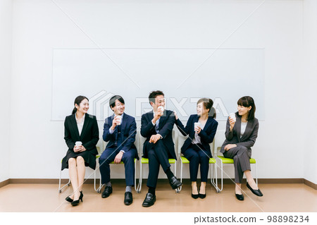 公司員工/員工/員工/穿著西裝的同事在公司/辦公室休息（亞洲男性/女性/ 5人） 98898234