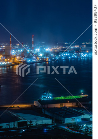 Night view of bright industrial area in Chiba Night view of bright industrial area in Chiba 98899437
