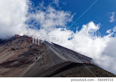 登山者沿著寶永山的山脊線和雲霧繚繞的富士山山腰行走 98899558