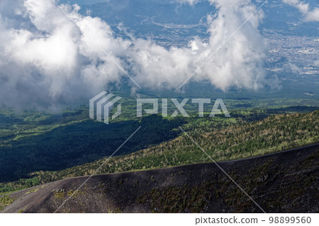 雲霧繚繞的富士宮的富士山和寶永山景色 雲霧繚繞的富士宮的富士山和寶永山景色 98899560