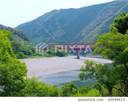 Shimanto River and iron bridge 98899618