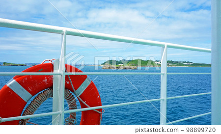前往沖繩縣海平線津研島宇流麻市的沖繩渡輪風景 前往沖繩縣海平線津研島宇流麻市的沖繩渡輪風景 98899720
