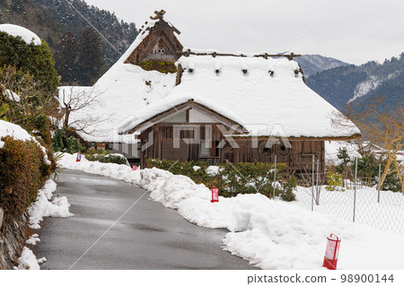 美山茅屋之裡雪景 98900144