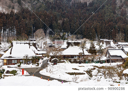 美山茅屋之裡雪景 美山茅屋之裡雪景 98900286