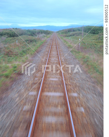 從火車內部看到的軌道 從火車內部看到的軌道 98900512
