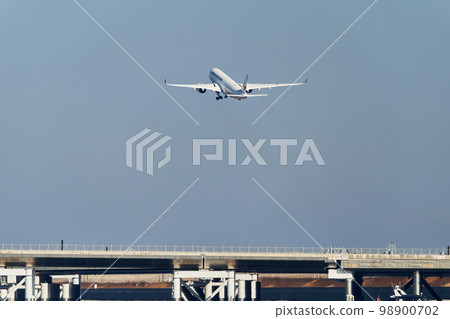 Aircraft to take off 98900702
