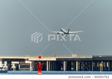 Aircraft to take off Aircraft to take off 98900762
