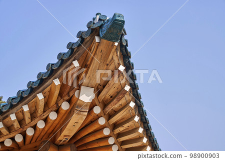 Eaves, Dancheong, Korea Eaves, Dancheong, Korea 98900903