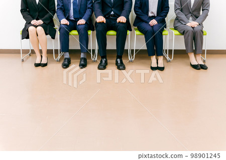 坐在公司/辦公室椅子上的西裝公司員工（亞洲男女5人） 98901245