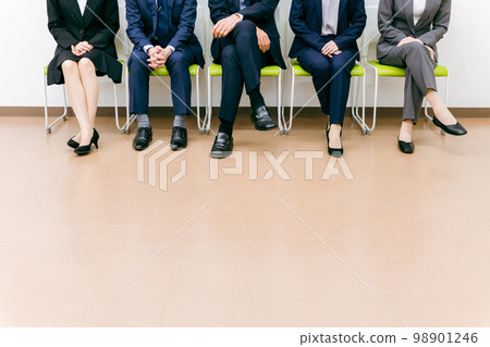 坐在公司/辦公室椅子上的西裝公司員工(亞洲男女5人) 坐在公司/辦公室椅子上的西裝公司員工(亞洲男女5人) 98901246