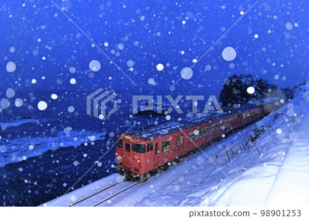 白雪皚皚的冬季冰見線(從後面拍攝逃跑的火車) 白雪皚皚的冬季冰見線(從後面拍攝逃跑的火車) 98901253