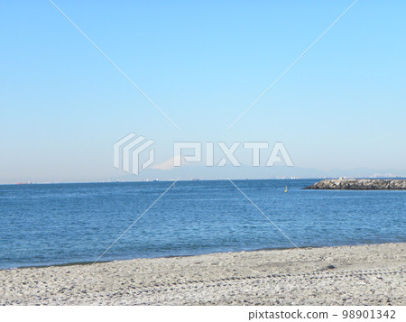 Blue sky in December at Inage beach 98901342