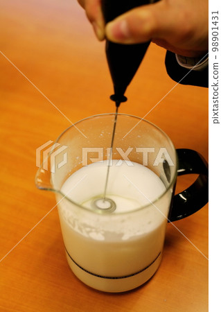 用於使熱牛奶起泡的奶泡器 用於使熱牛奶起泡的奶泡器 98901431