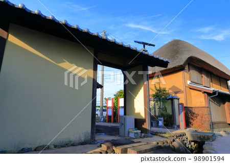 [Saga Prefecture] A thatched townhouse in Hizen Hamashuku in sunny weather 98901594