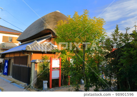 [佐賀縣]肥前濱宿的茅草屋，晴天 98901596