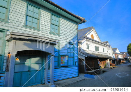 [Saga Prefecture] Sake Brewery Street in Hizen Hamashuku in sunny weather 98901614