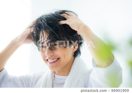 一個穿著白色 T 恤的二十多歲的男人 98901909