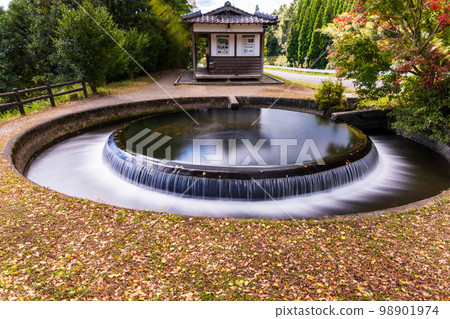 Circular diversion Agricultural water rich in nature and a little-known tourist attraction Autumn scenery of the circular diversion 98901974