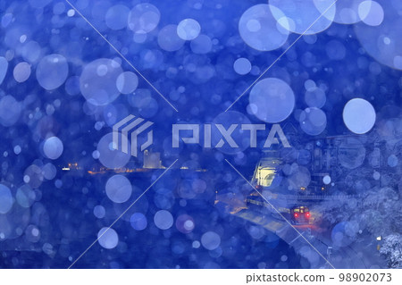 白雪皚皚的冬季冰見線（從後面拍攝逃跑的火車） 98902073