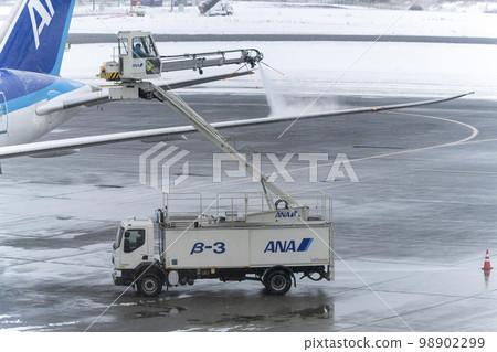 Winter airport Deicing by de-icing car Chitose city, Hokkaido 98902299