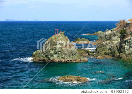 [Ehime Prefecture] Tsunakake Rock in Iyonada (Kushiu Coast) 98902322
